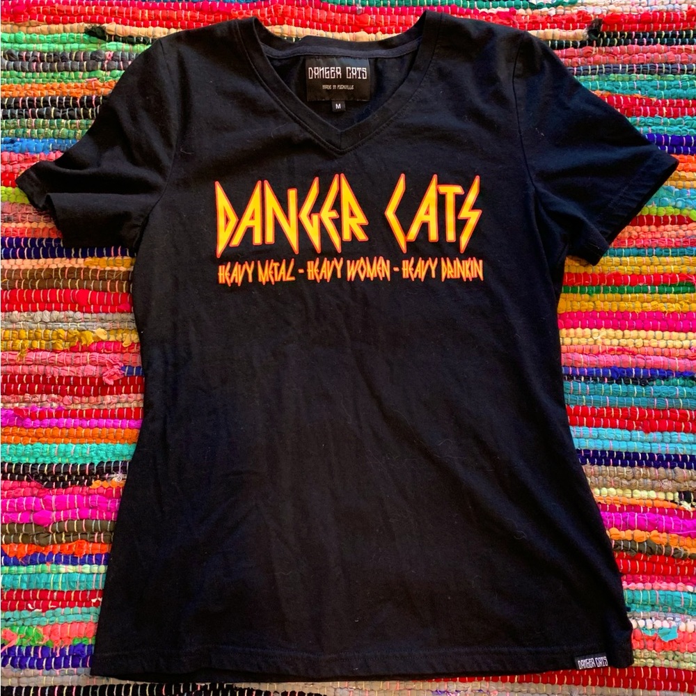 DANGER CATS black tee . size M
